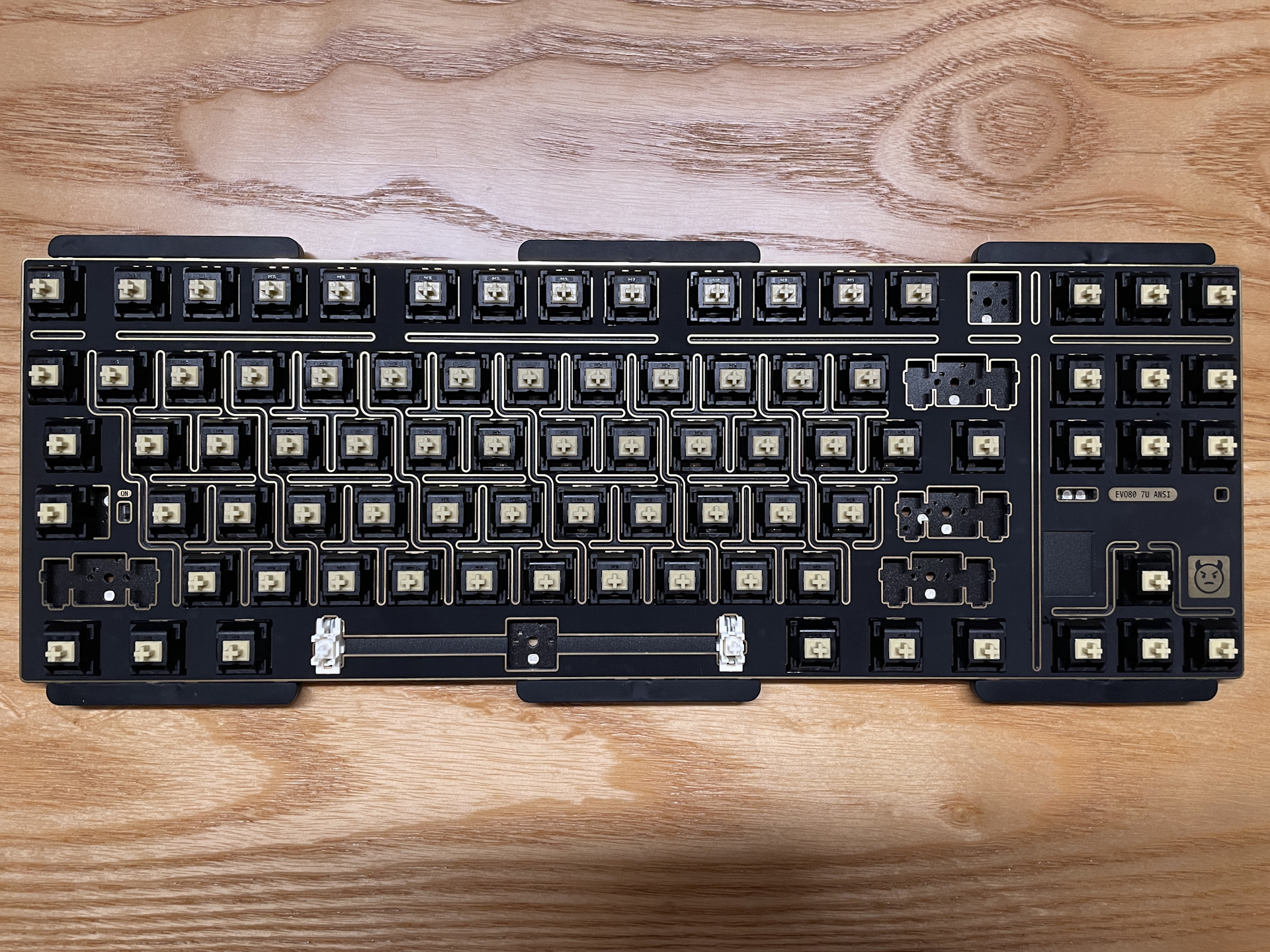 安装轴体与板簧硅胶套